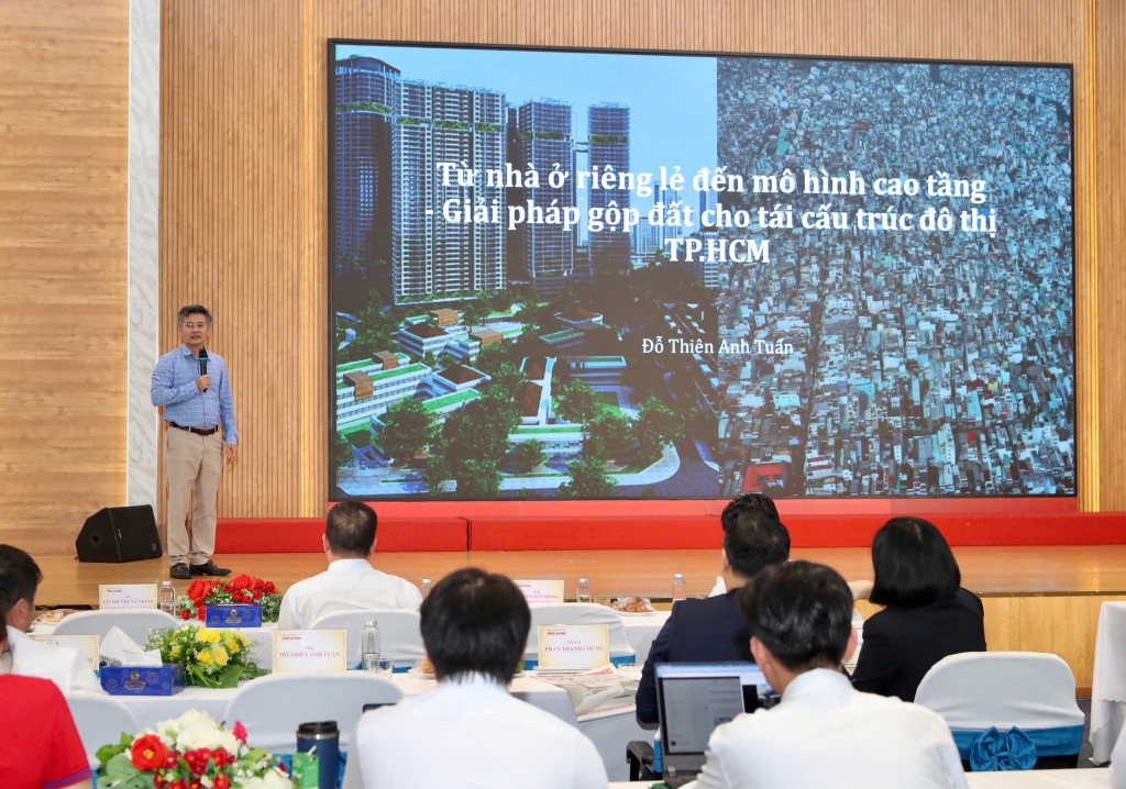 Tác giả Đỗ Thiên Anh Tuấn với tác phẩm  Diễn đàn trí tuệ rộng mở để người dân hiến kế