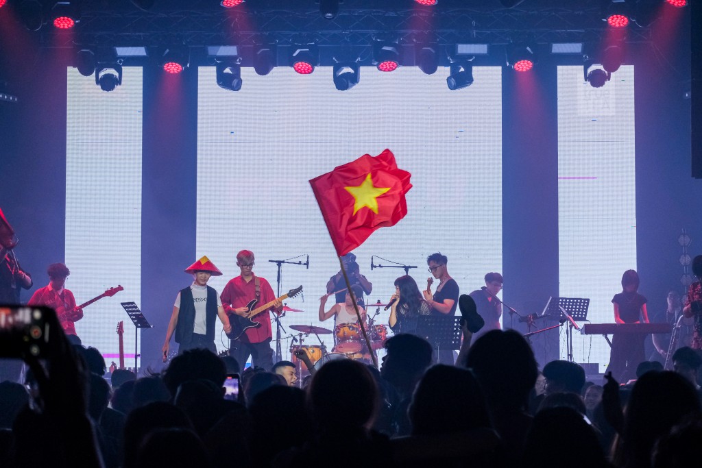 Giới trẻ Hà Nội bùng nổ cùng đêm nhạc Rock Số đỏ II