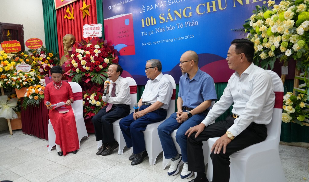 Các vị khách mời chia sẻ về cuốn sách của nhà báo Tô Phán Các vị khách mời chia sẻ về cuốn sách của nhà báo Tô Phán