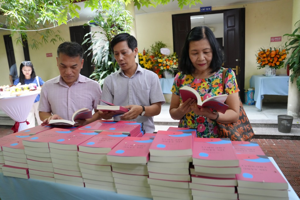 Yêu thương con người hơn qua