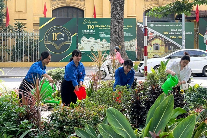 Tuổi trẻ phường Cửa Nam vệ sinh môi trường, chăm sóc cây xanh 