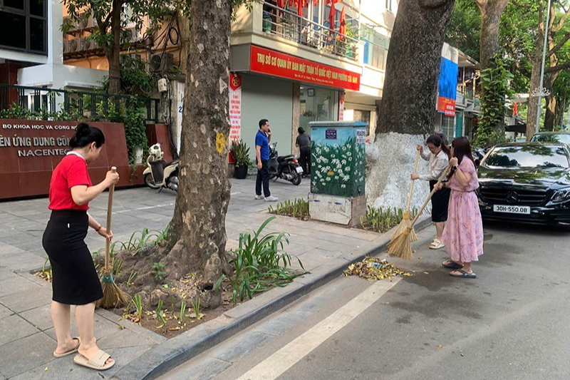 Người dân Thủ đô dọn vệ sinh môi trường 