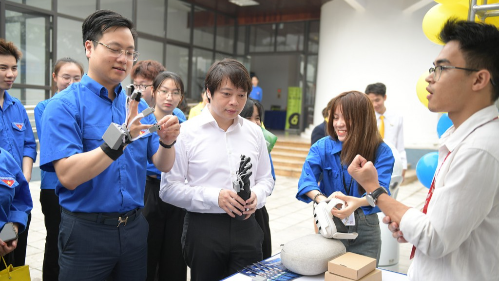 Ngày hội quảng bá sản phẩm và kết nối đầu tư, phát động cuộc thi 'Sao Kim' 2025. Ngày hội quảng bá sản phẩm và kết nối đầu tư, phát động cuộc thi 'Sao Kim' 2025.