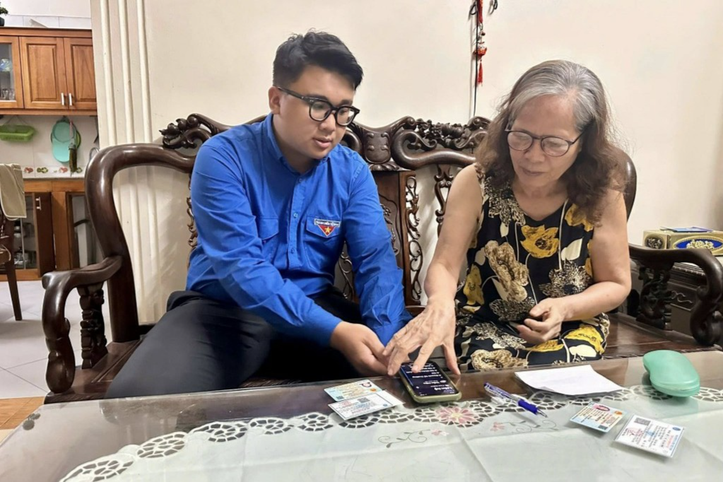 Thanh niên phường Ngọc Hà hỗ trợ người dân chuyển đổi số  Thanh niên phường Ngọc Hà hỗ trợ người dân chuyển đổi số