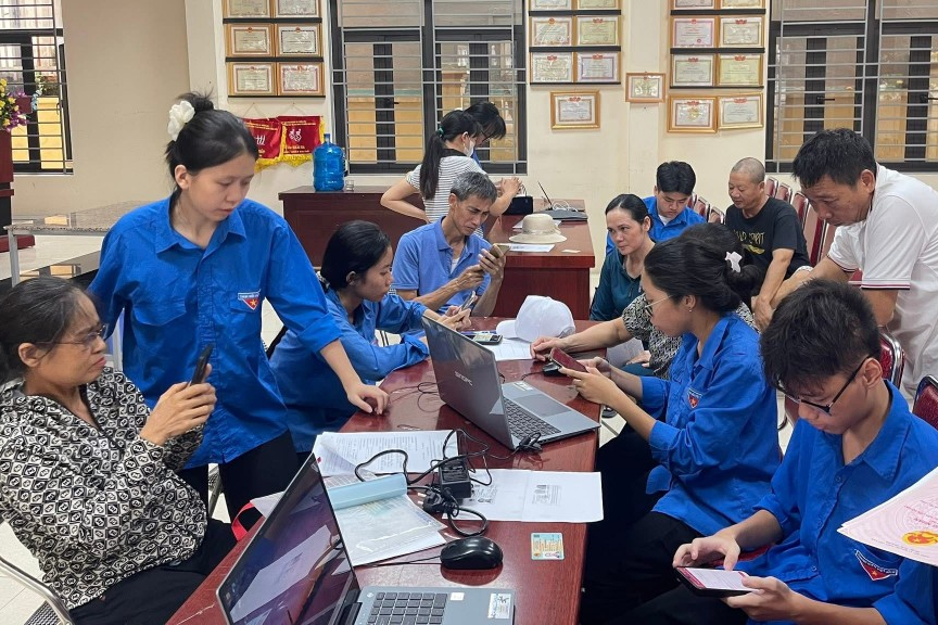 Thanh niên Thủ đô hỗ trợ người dân chuyển đổi số Thanh niên Thủ đô hỗ trợ người dân chuyển đổi số