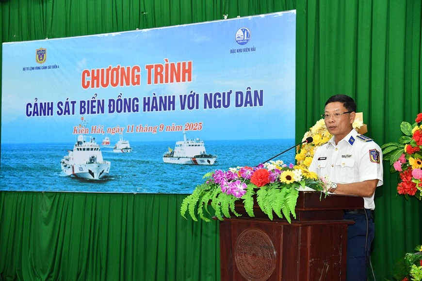 Đại tá Phan Duy Cường, Phó Tư lệnh Quân sự Bộ Tư lệnh Vùng Cảnh sát biển 4, chia sẻ tại chương trình “Cảnh sát biển đồng hành với ngư dân”.