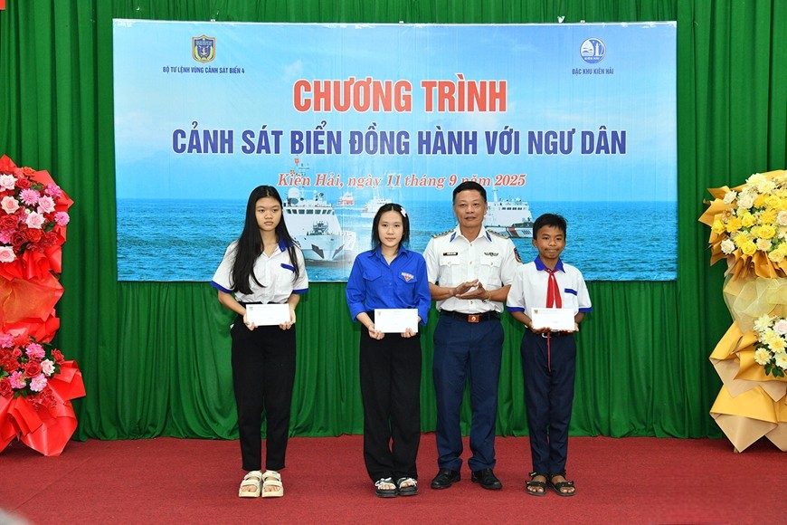 Đại tá Phan Duy Cường, Phó Tư lệnh Quân sự Bộ Tư lệnh Vùng Cảnh sát biển 4, trao quà đỡ đầu cho 3 học sinh có hoàn cảnh khó khăn.