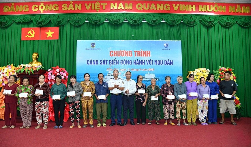 Bộ Tư lệnh Vùng Cảnh sát biển 4 trao quà, gửi gắm tình cảm tri ân đến các gia đình chính sách và sẻ chia khó khăn với ngư dân.