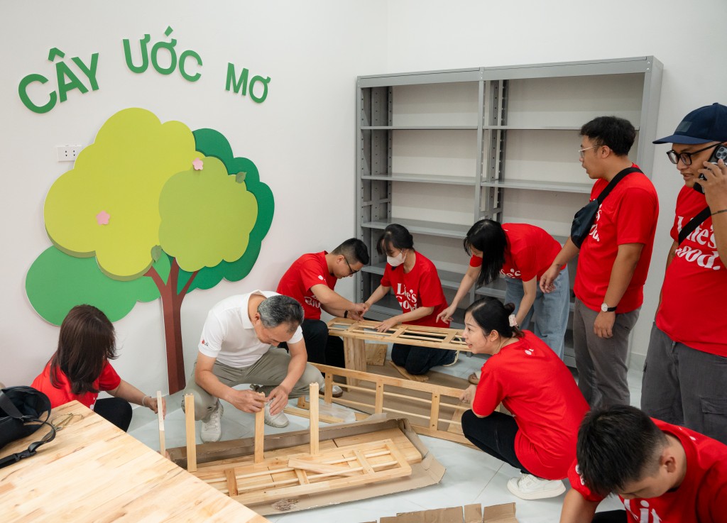 Cán bộ nhân viên LG cùng lắp kệ sách cho thư viện Trường Tiểu học Lợi Bác