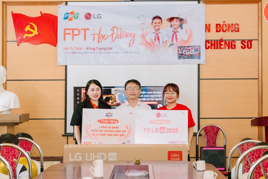 LG cùng FPT trao tặng TV LG Smart AI 4K cùng hệ thống FPT Internet, truyền hình FPT Play cho trường Trường PT Dân Tộc Bán Trú THCS Chiềng Sơ Bản Pá Nậm Xã Mường Luân Điện Biên (1)