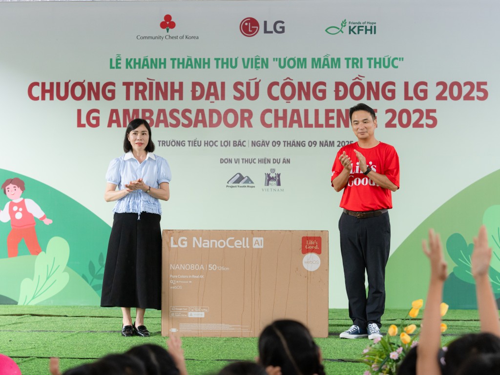 LG trao tặng 1 chiếc TV nhằm nâng cao trải nghiệm học tập, truyền cảm hứng cho các em học sinh