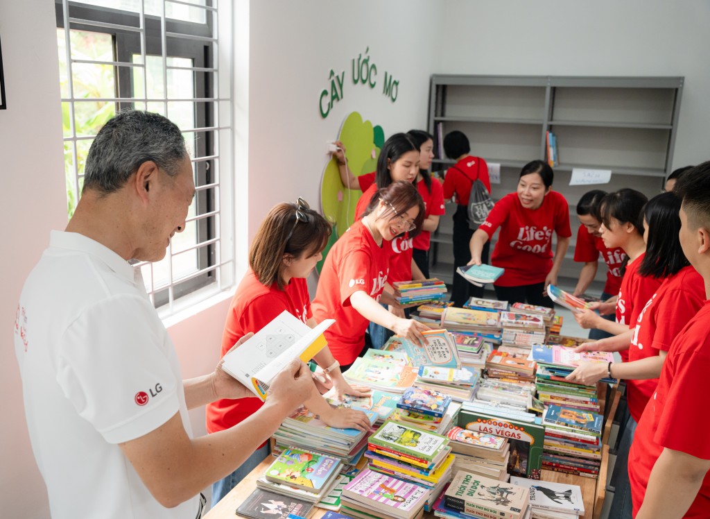 Những cuốn sách, truyện hay LG dành tặng thư viện trường Tiểu học Lợi Bác