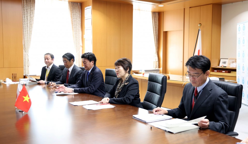 Bộ trưởng Abe Toshiko thông báo Nhật Bản sẽ sớm triển khai Chương trình hỗ trợ Việt Nam đào tạo tiến sĩ ngành bán dẫn trong khuôn khổ chương trình NEXUS - Ảnh: VGP/Đức Tuân