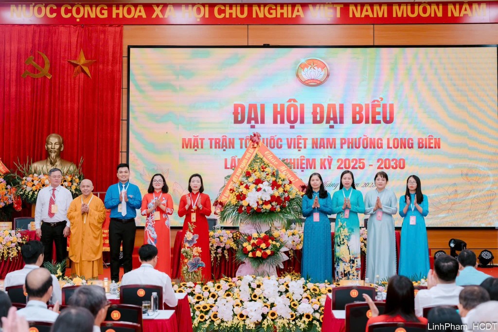 Các đồng chí lãnh đạo thành phố Hà Nội tặng hoa chúc mừng Đại hội đại biểu lần thứ nhất, nhiệm kỳ 2025 - 2030, Ủy ban MTTQ Việt Nam phường Long Biên Các đồng chí lãnh đạo thành phố Hà Nội tặng hoa chúc mừng Đại hội đại biểu lần thứ nhất, nhiệm kỳ 2025 - 2030, Ủy ban MTTQ Việt Nam phường Long Biên
