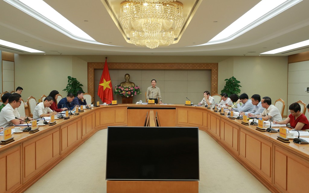 Phó Thủ tướng lưu ý vấn đề xử lý ô nhiễm liên tỉnh và xuyên biên giới, và yêu cầu lập danh sách nguồn ô nhiễm, xây dựng lộ trình chuyển đổi công nghệ, áp dụng quy chuẩn môi trường - Ảnh: VGP/Minh Khôi