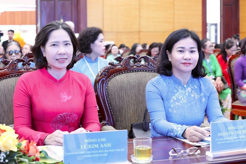 Uỷ viên TƯ Đảng, Phó Chủ tịch UBTƯ MTTQ Việt Nam, Chủ tịch Hội LHPN Việt Nam Nguyễn Thị Tuyến (bên phải) và Phó Chủ tịch Uỷ ban MTTQ Việt Nam thành phố, Chủ tịch Hội LHPN thành phố Hà Nội Lê Kim Anh tham dự Đại hội