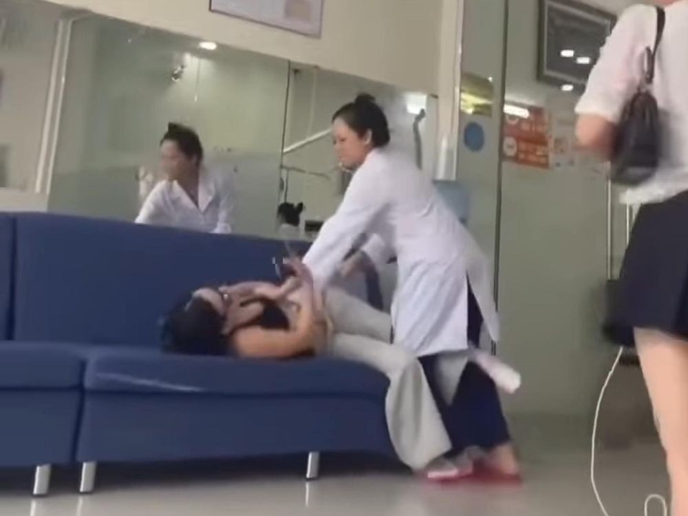 Tạm giữ hình sự chủ cơ sở Nha khoa Tuyết Chinh để điều tra về tội Gây rối trật tự công cộng (ảnh cắt từ video clip)