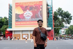 Du khách và những trải nghiệm mới mẻ tại hồ Gươm