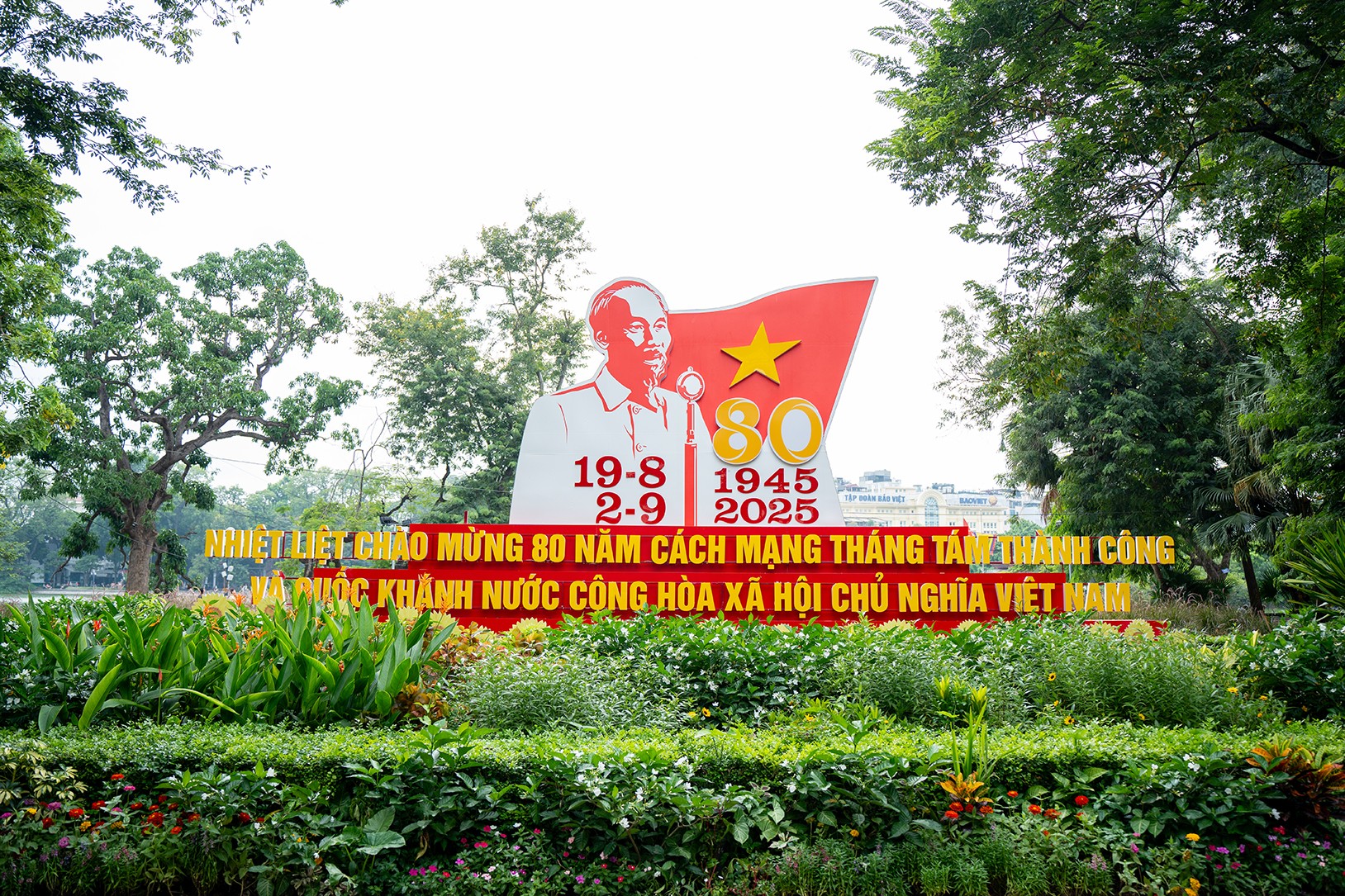 Du khách và những trải nghiệm mới mẻ tại hồ Gươm