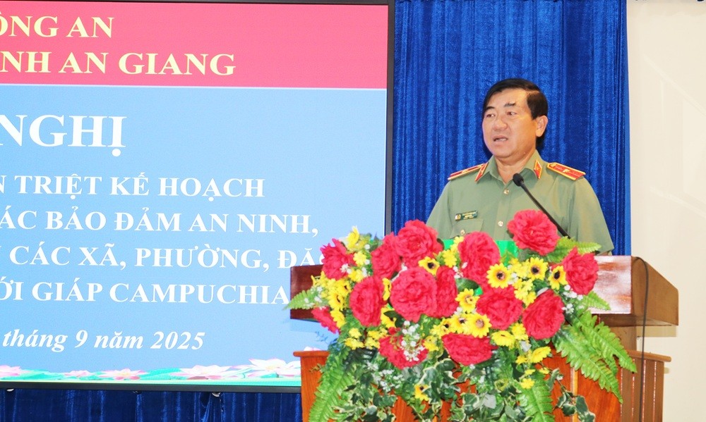 Thiếu tướng Nguyễn Văn Hận, Giám đốc Công an tỉnh phát biểu tại hội nghị