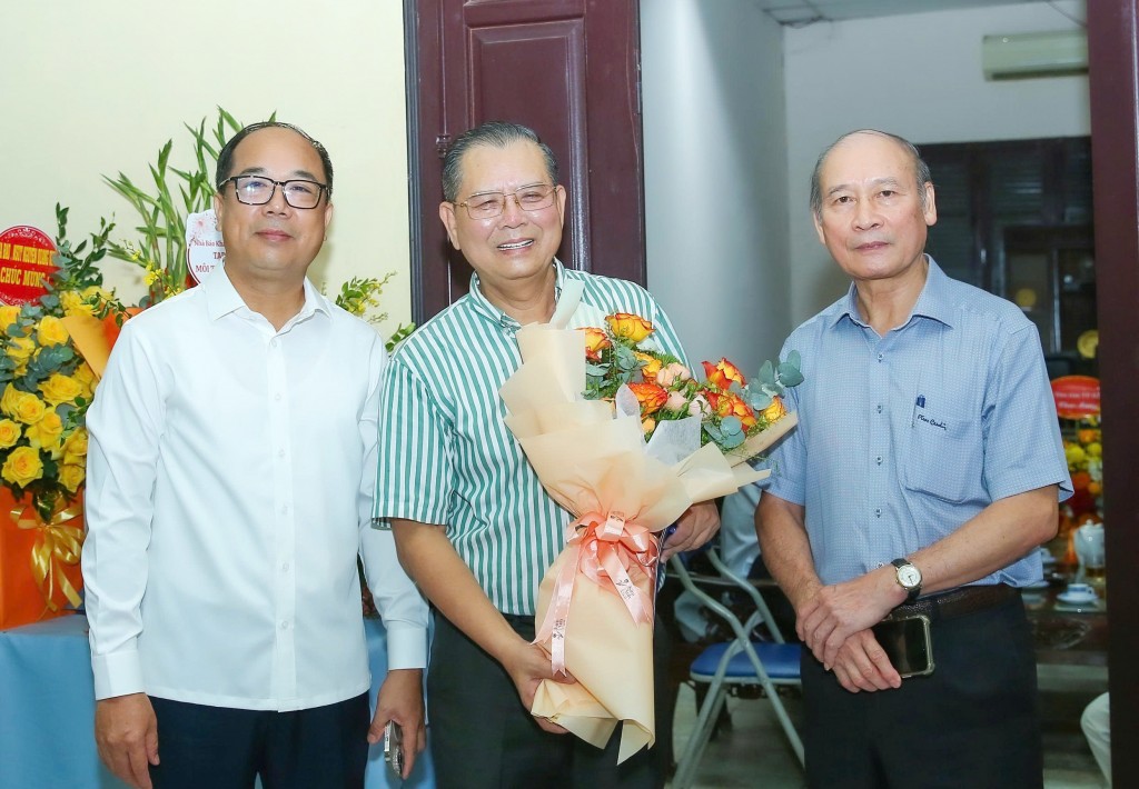 Yêu thương con người hơn qua "10h sáng Chủ nhật" của nhà báo Tô Phán
