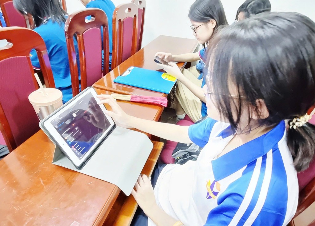 Các bạn đoàn viên thanh niên thao tác sử dụng AI, ChatGPT trên iPas, điện thoại