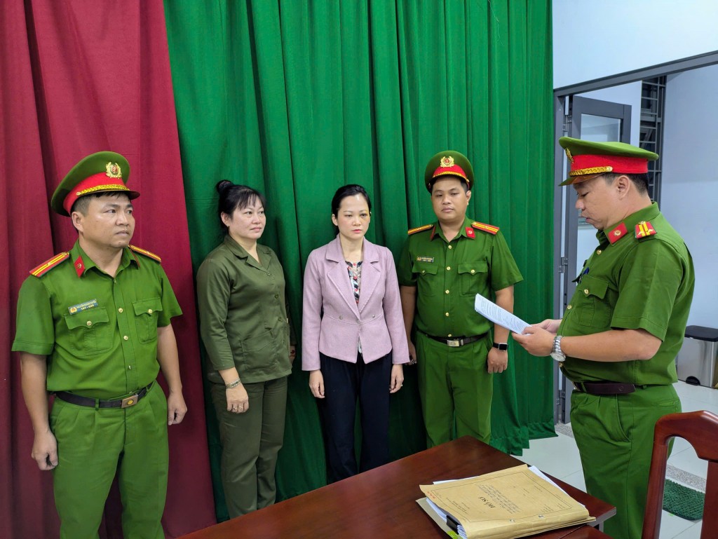 Công an tạm giữ hình sự đối với bà Nguyễn Thị Tuyết Chinh (Ảnh: CATP)