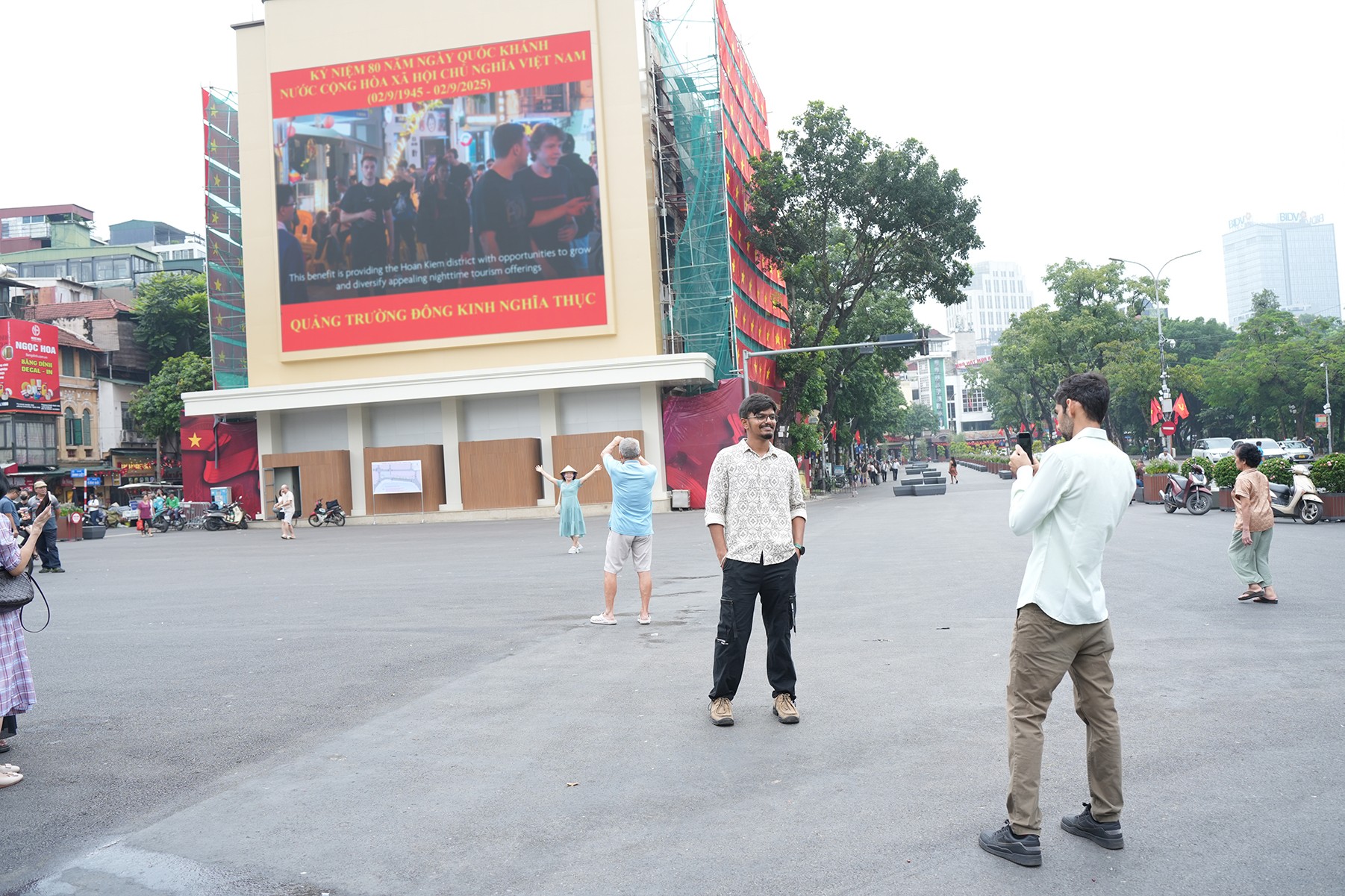 Du khách và những trải nghiệm mới mẻ tại hồ Gươm
