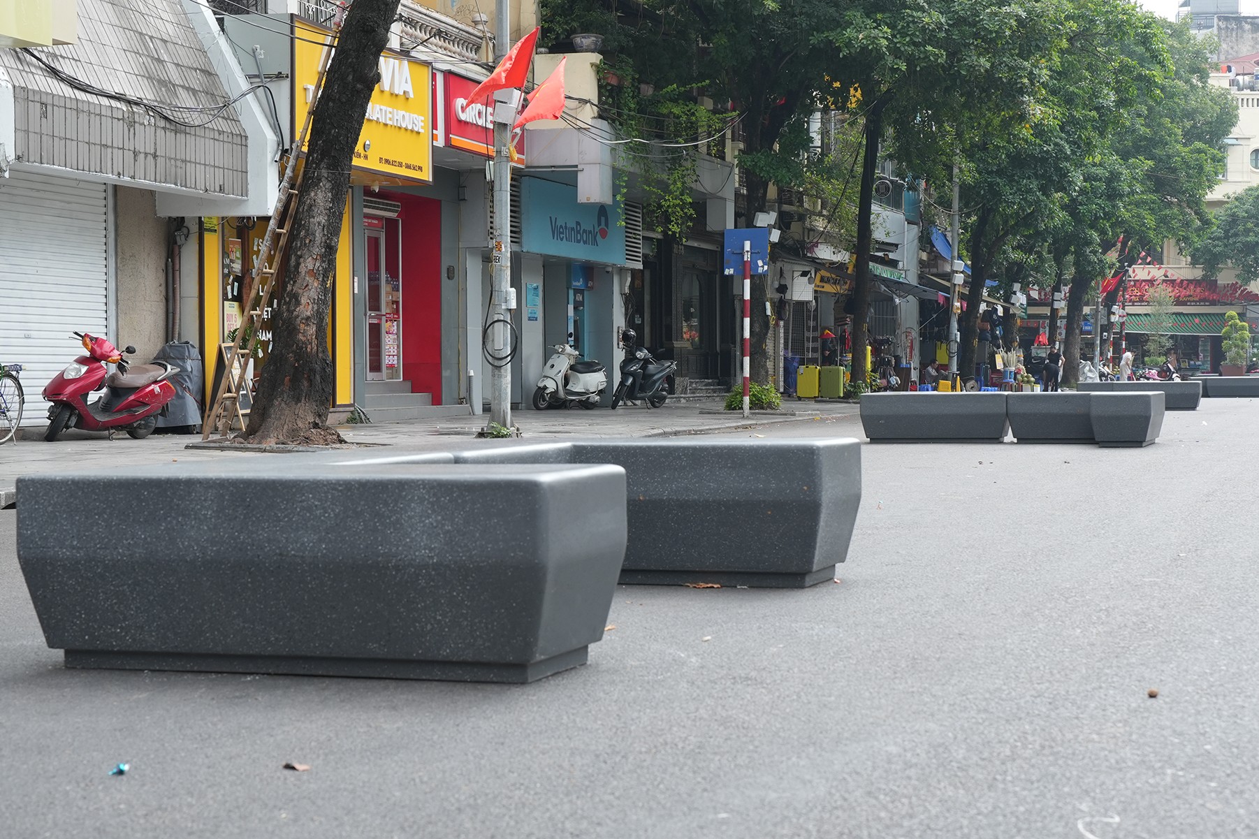Du khách và những trải nghiệm mới mẻ tại hồ Gươm