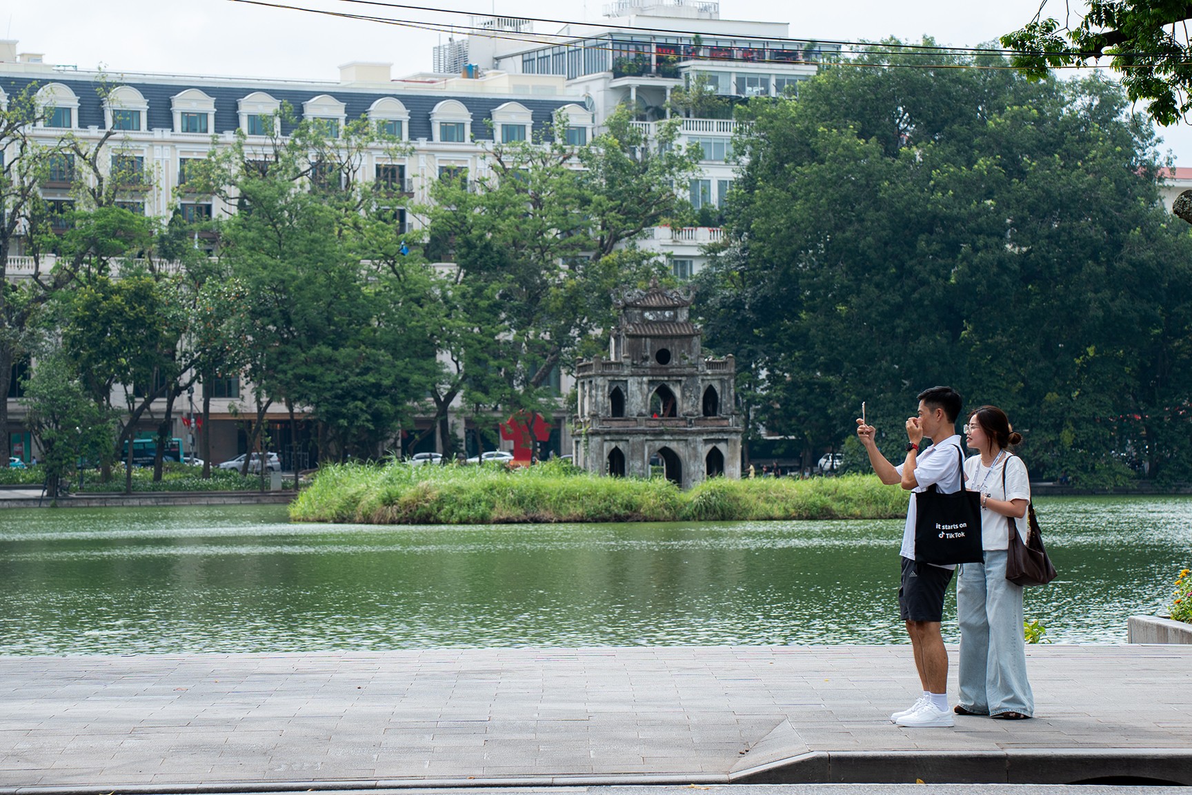 Du khách và những trải nghiệm mới mẻ tại hồ Gươm