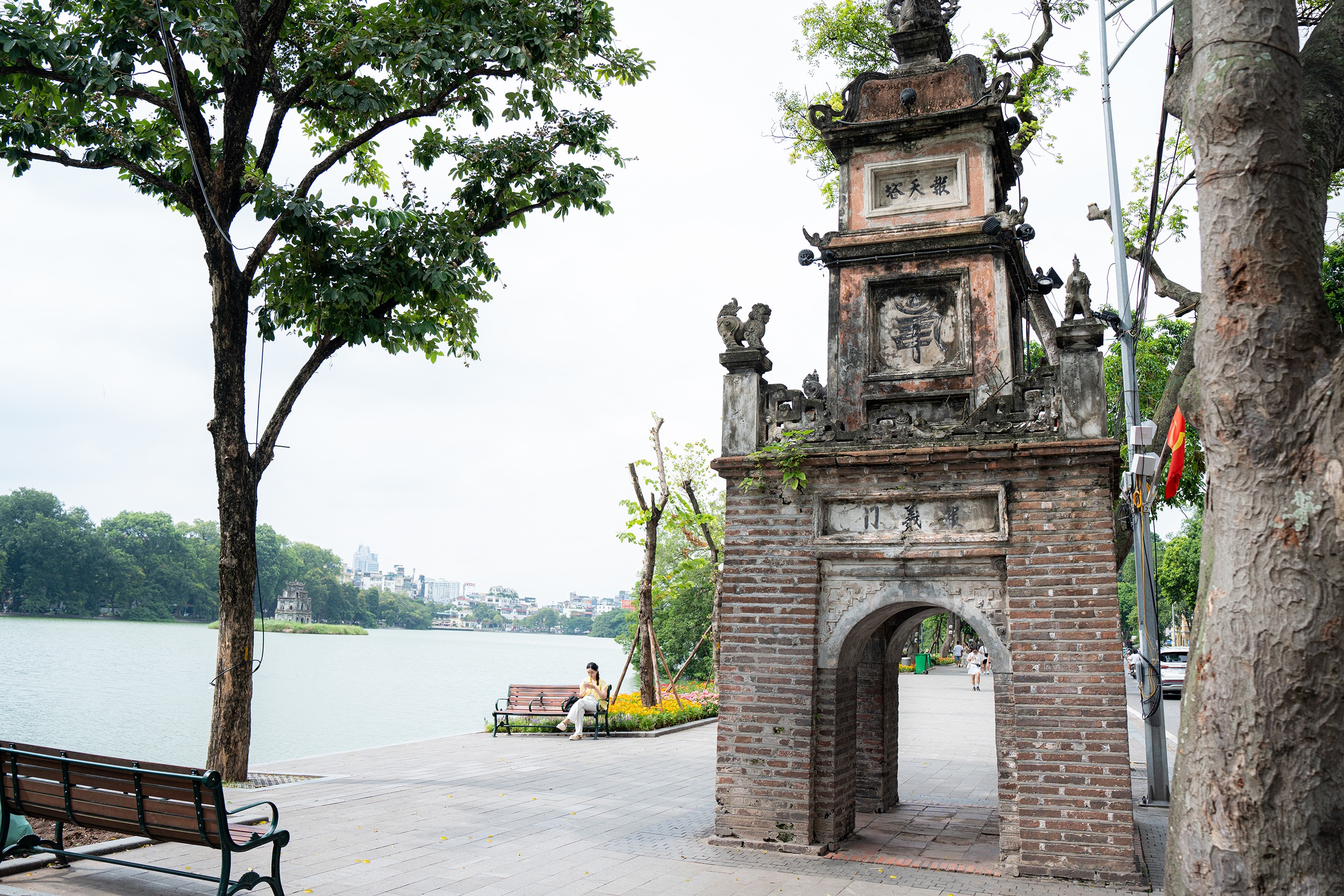 Du khách và những trải nghiệm mới mẻ tại hồ Gươm