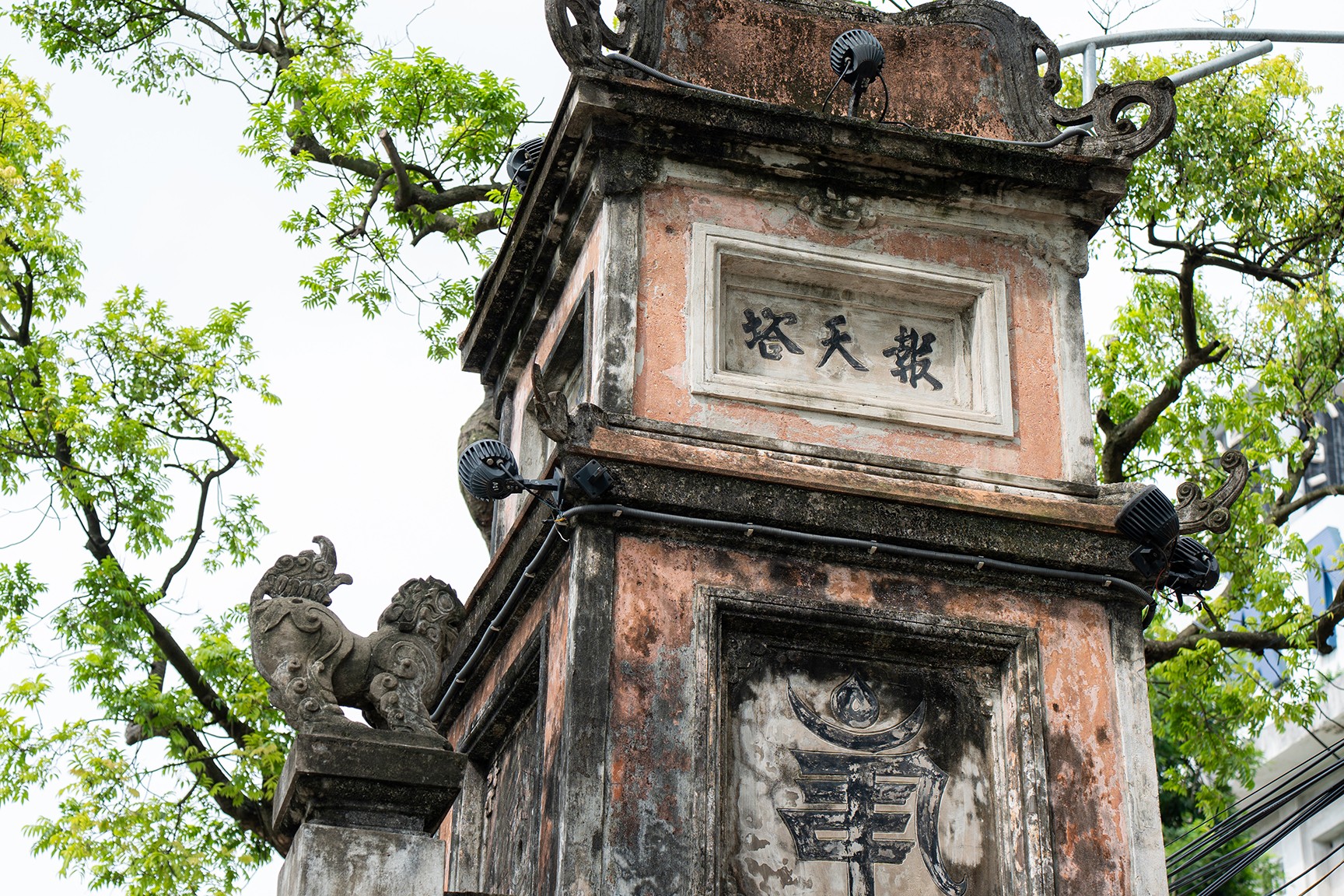 Du khách và những trải nghiệm mới mẻ tại hồ Gươm
