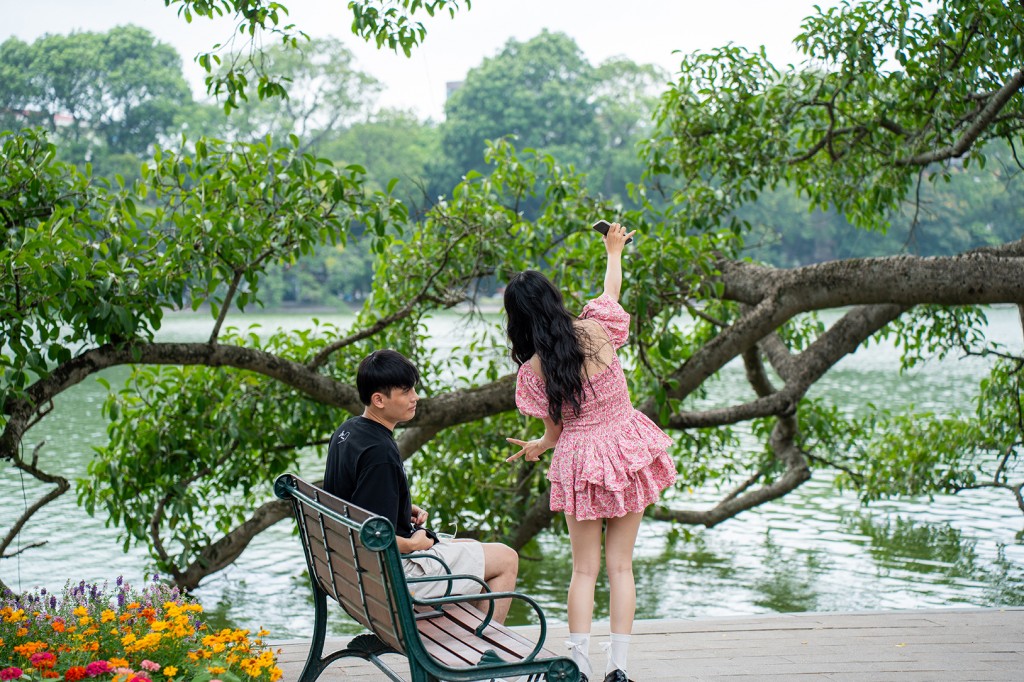 Du khách và những trải nghiệm mới mẻ tại hồ Gươm