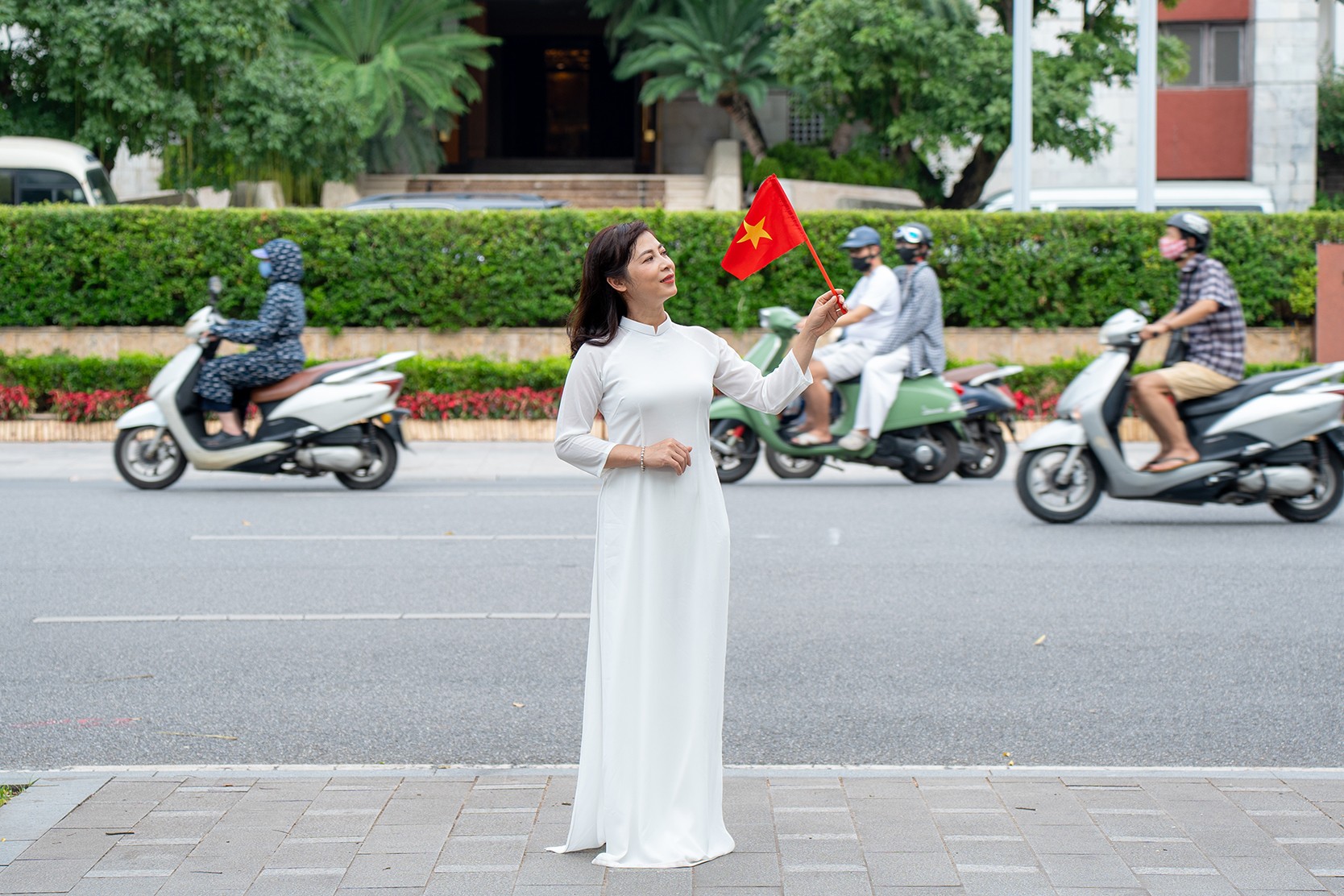 Du khách và những trải nghiệm mới mẻ tại hồ Gươm