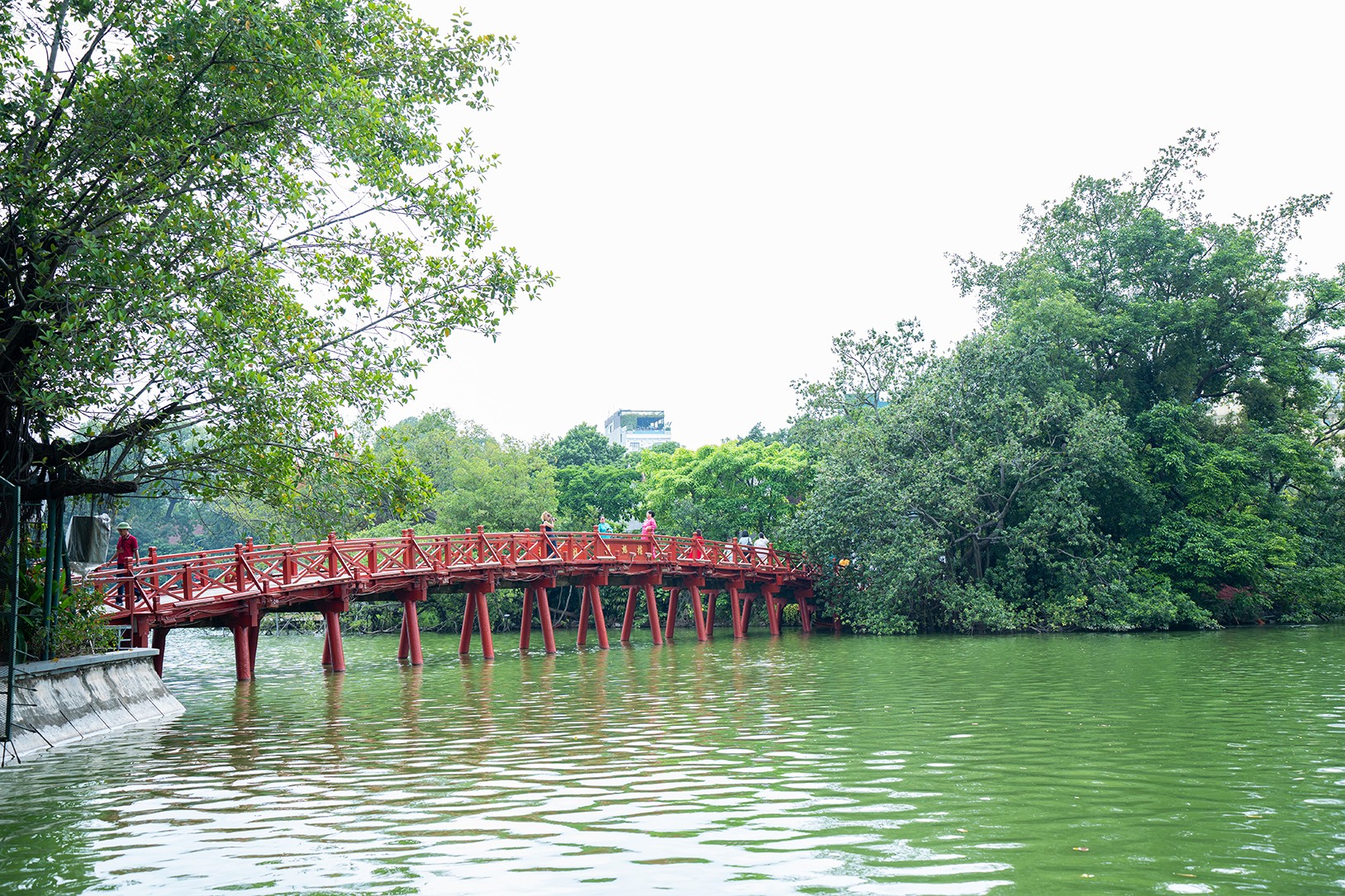 Du khách và những trải nghiệm mới mẻ tại hồ Gươm