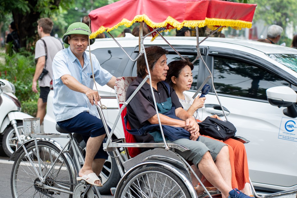 Du khách và những trải nghiệm mới mẻ tại hồ Gươm
