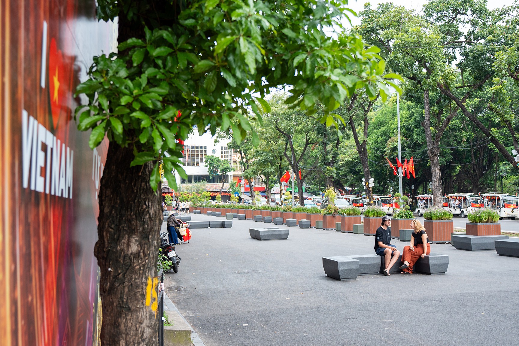 Du khách và những trải nghiệm mới mẻ tại hồ Gươm