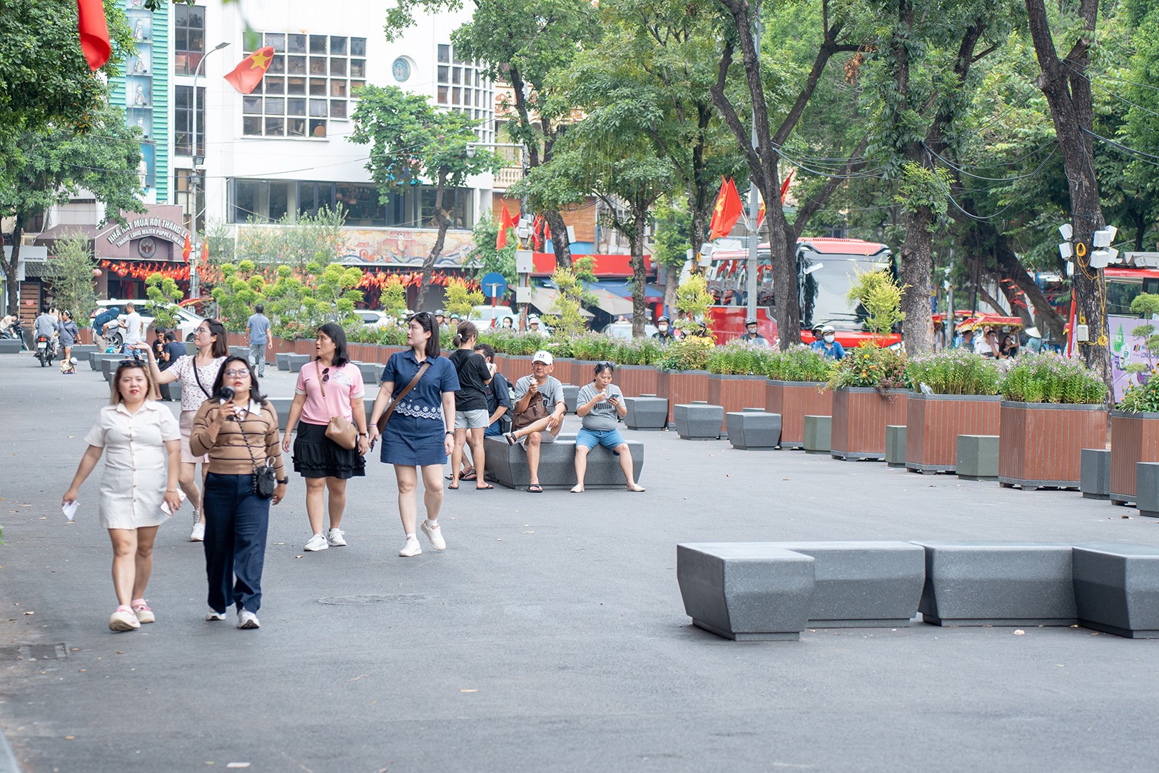 Du khách và những trải nghiệm mới mẻ tại hồ Gươm
