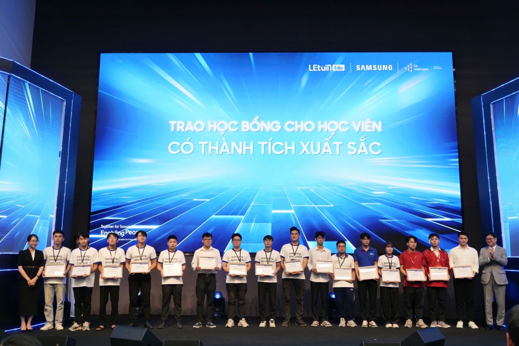 Phần trao học bổng cho học viên có thành tích xuất sắc tham gia chương trình SIC