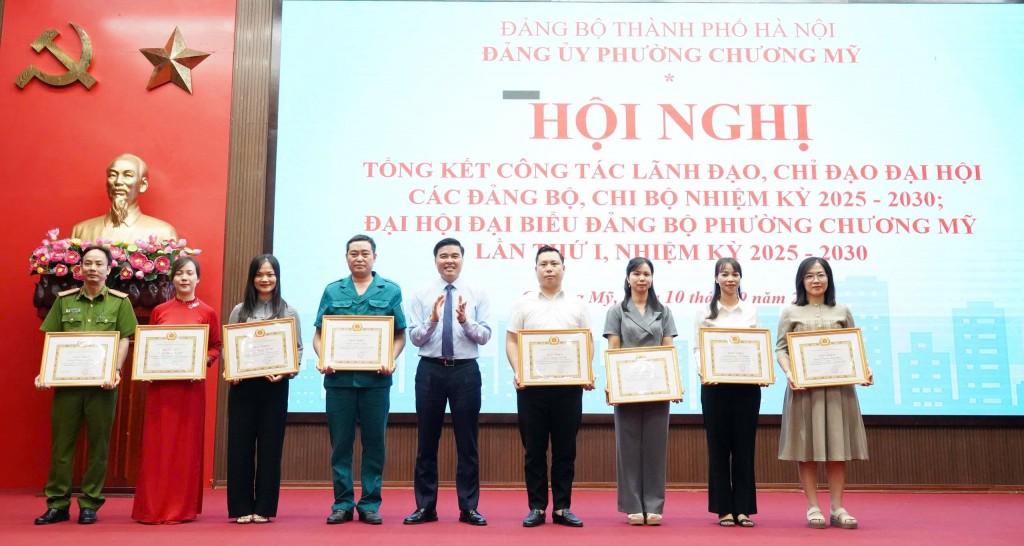 Đồng chí Trịnh Duy Oai, Phó Bí thư, Chủ tịch UBND phường Chương Mỹ tặng giấy khen cho các cá nhân có thành tích xuất sắc trong công tác tổ chức Đại hội Đảng bộ Phường