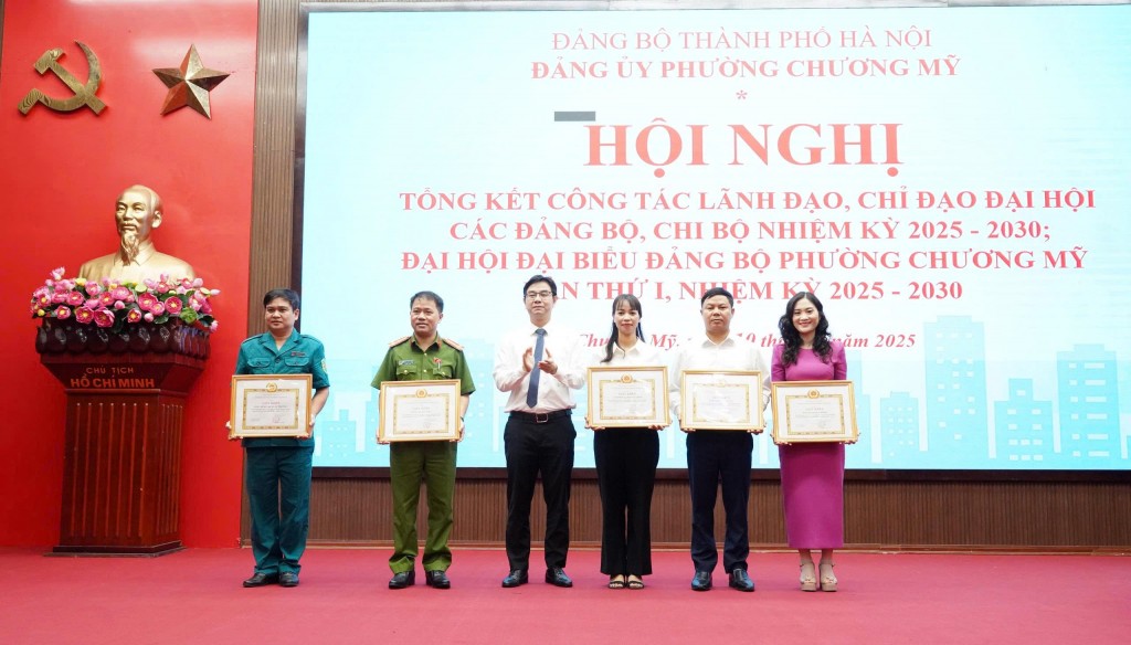 Đồng chí Nguyễn Văn Thắng, Bí thư Đảng ủy phường Chương Mỹ tặng bằng khen cho các thể có thành tích xuất sắc trong công tác tổ chức Đại hội Đảng bộ Phường