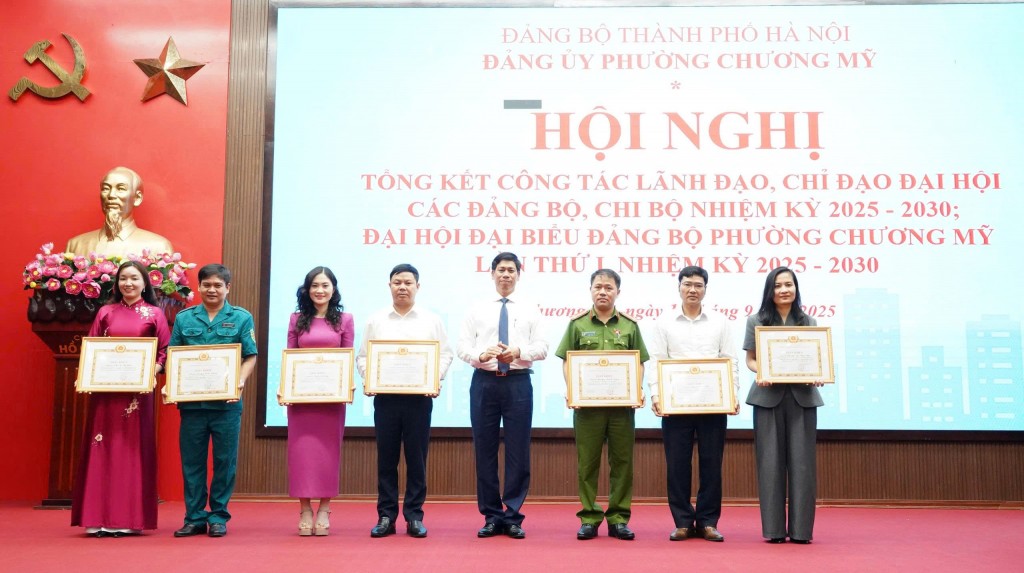 Đồng chí Vũ Ngọc Hoà, Phó Bí thư Thường trực Đảng uỷ phường Chương Mỹ tặng giấy khen cho các cá nhân có thành tích xuất sắc trong công tác tổ chức Đại hội Đảng bộ phường
