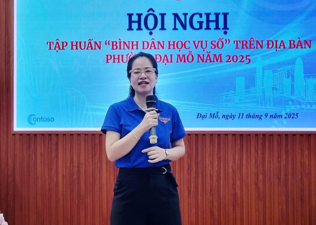Đồng chí Phạm Thị Thu Giang, Phó Chủ tịch Uỷ ban MTTQ, Bí thư Đoàn thanh niên phường phát biểu tại buổi tập huấn