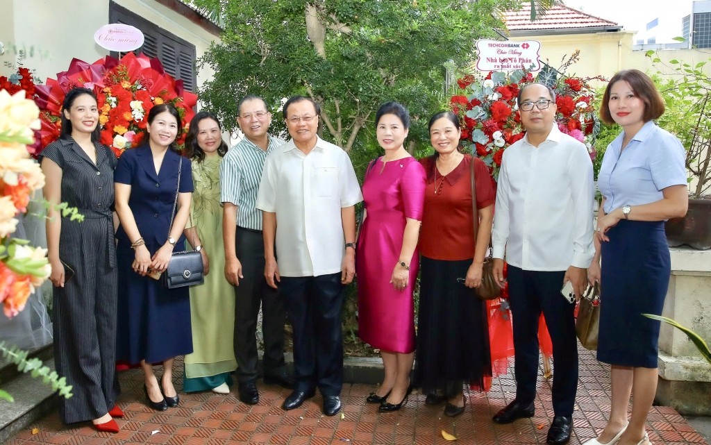 Yêu thương con người hơn qua