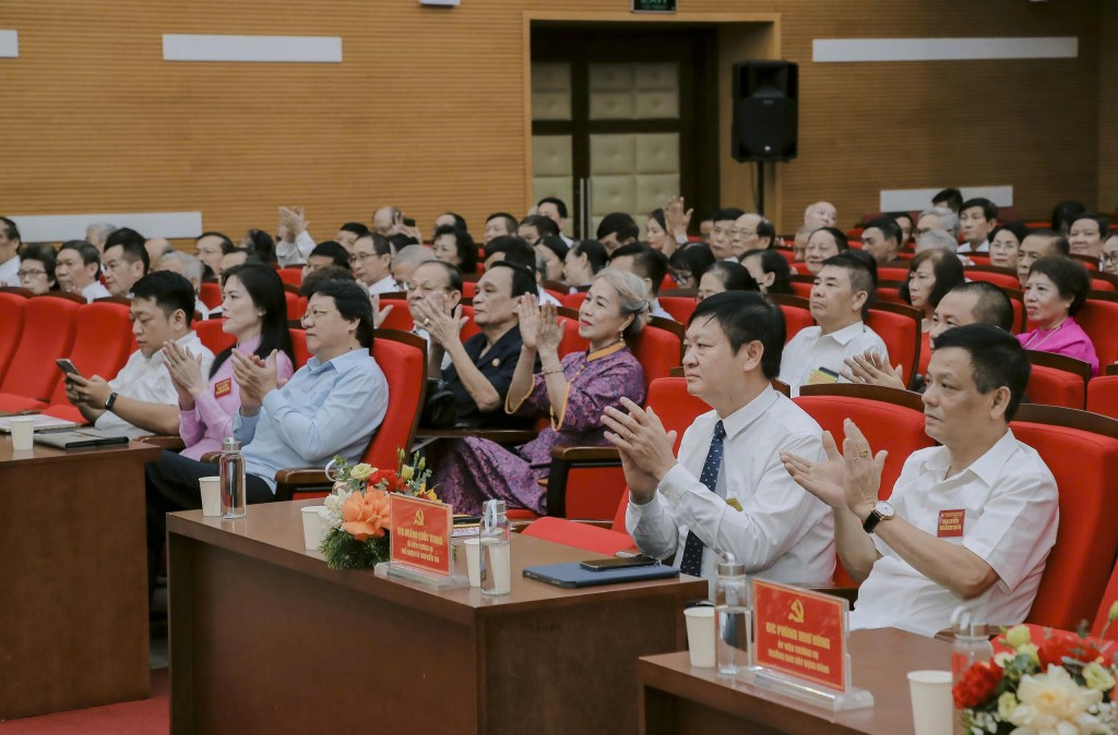 Các đại biểu tham dự phiên trù bị Đại hội đại biểu MTTQ Việt Nam phường Đống Đa lần thứ I, nhiệm kỳ 2025 – 2030 chăm chú theo dõi chương trình làm việc