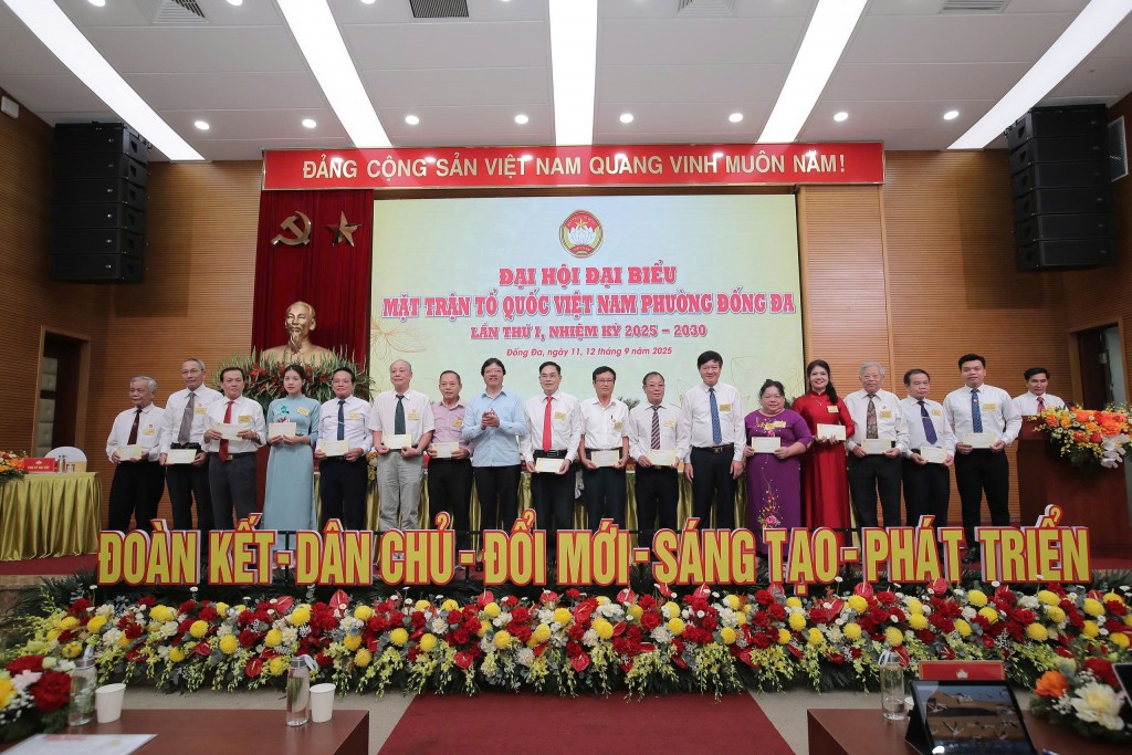 Ban tổ chức Đại hội tri ân các đồng chí thôi không tiếp tục tham gia Ủy ban MTTQ phường nhiệm kỳ mới, ghi nhận những đóng góp cho công tác Mặt trận ở địa phương.