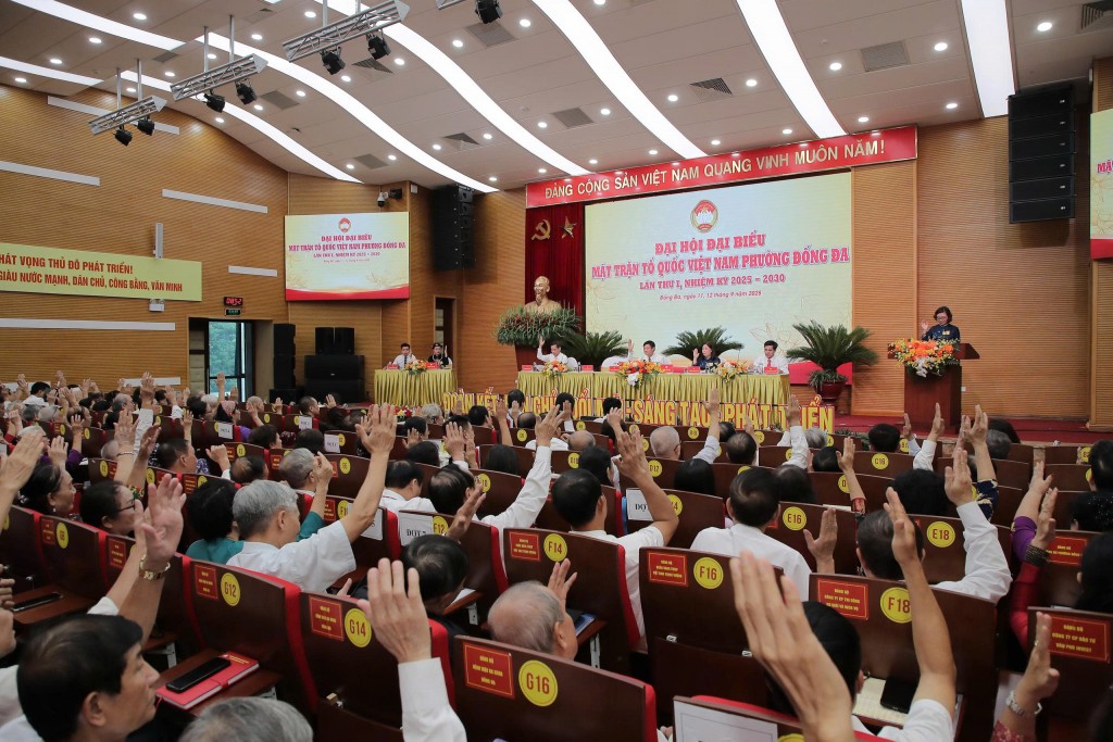 Đại biểu biểu quyết hiệp thương tại phiên trù bị Đại hội, thể hiện tinh thần dân chủ và đoàn kết.