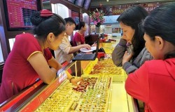 Thủ tướng yêu cầu báo cáo tình hình, giải pháp quản lý thị trường tiền tệ, vàng, chứng khoán