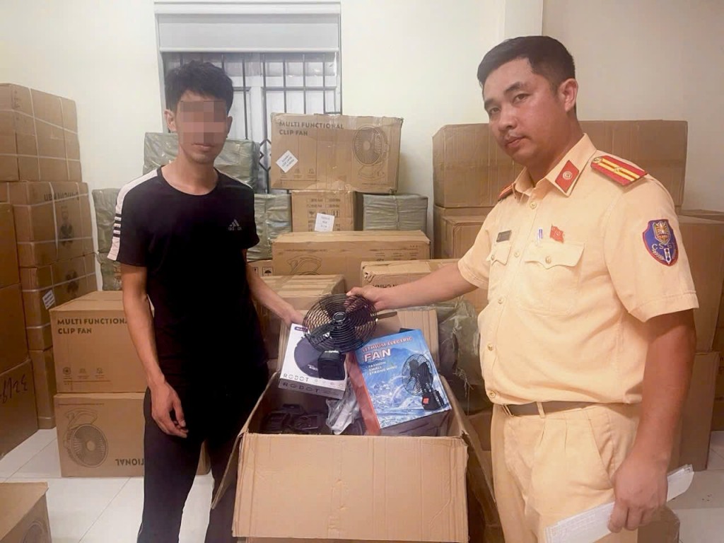 Thu giữ hàng chục cây vải, hàng nghìn quạt tích điện không nguồn gốc Thu giữ hàng chục cây vải, hàng nghìn quạt tích điện không nguồn gốc