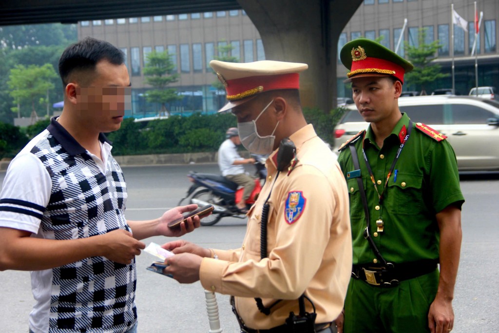 Lực lượng chức năng làm việc với lái xe vận chuyển số vải không có hoá đơn chứng minh nguồn gốc xuất xứ Lực lượng chức năng làm việc với lái xe vận chuyển số vải không có hoá đơn chứng minh nguồn gốc xuất xứ